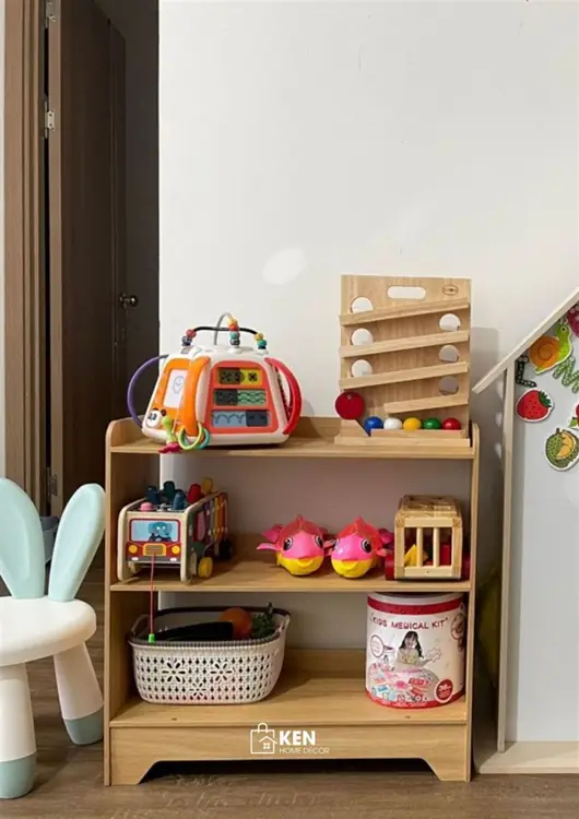 Kệ đồ chơi cho bé 3 tầng đặt ở góc phòng nhà khách