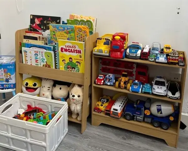 Kệ sách Montessori và kệ đồ chơi cho bé xếp cạnh nhau tại nhà khách