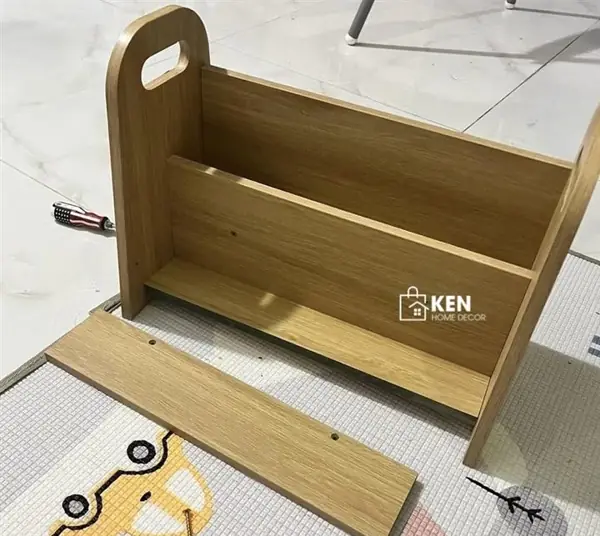 Kệ sách mini cho bé có tay xách đặt trên thảm chơi