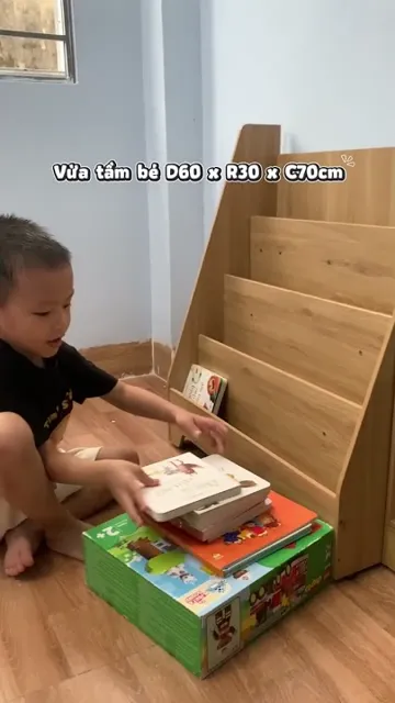 Bé dùng kệ Montessori tại nhà